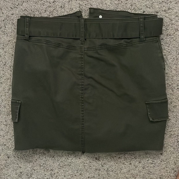 Green skirt - Picture 2 of 3